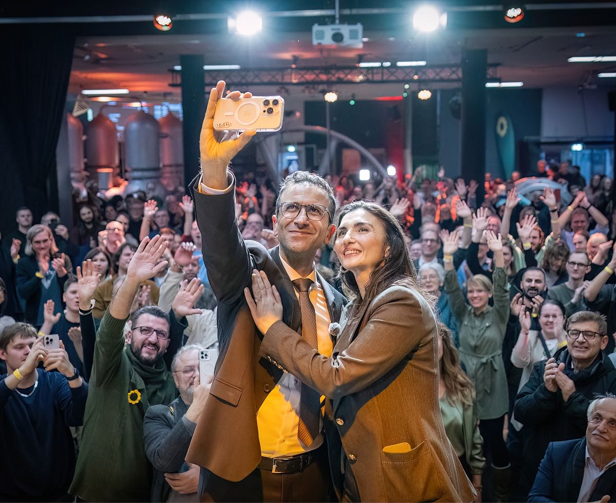 Samet Yilmaz mit Personen vor Wasser